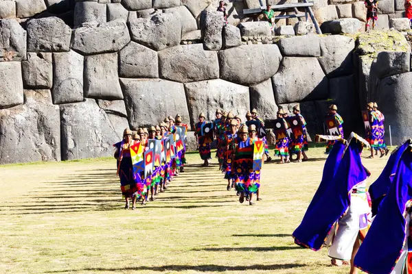 Homens Trajes Soldado Tradicional Colorido Com Maça Escudos Inti Raymi Imagem De Stock