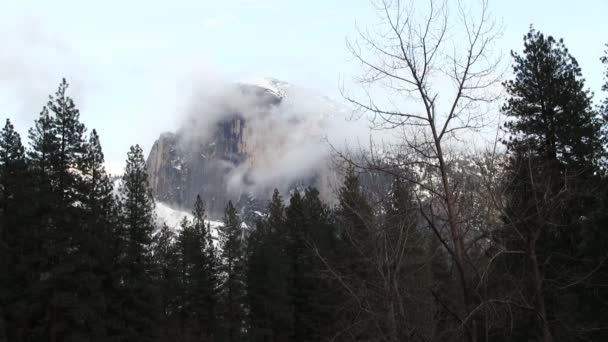 Nuvole Che Muovono Lentamente Davanti Mezza Cupola Yosemite Accelerato — Video Stock