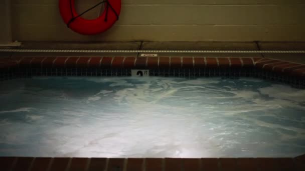 Air Menggelegak Kolam Spa Dalam Ruangan Tanpa Orang Gelap — Stok Video