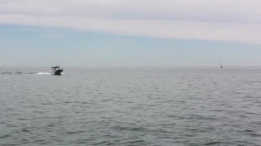 Arka planda hava bulutlu yelkenli teknesi ile Michigan Gölü 'ndeki motorlu tekne