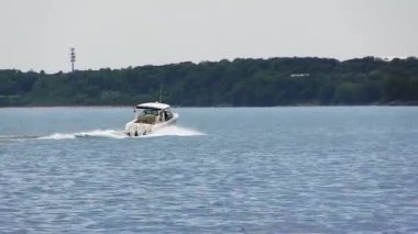 Michigan Gölü 'ndeki motorlu tekne Gökyüzü Kapalı Kameradan Uzaklaşıyor