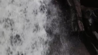 El kamerasıyla Şelaleden Aşağı ve Kayalıkların Üzerindeki Nehirden Aşağı Yosemite California