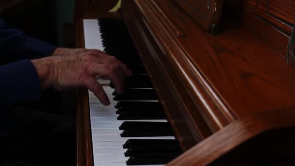 Mãos Homem Mais Velho Tocando Piano Ereto Tocando Melodia Cordal — Vídeo de Stock