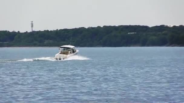 Σκάφος Αναψυχής Αλιείας Κινείται Ταχύτητα Στη Λίμνη Michigan Illinois Handheld Βίντεο Κλιπ