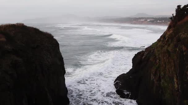 Ωκεανός Κυματίζει Ανάμεσα Δύο Απότομες Κορυφές Ομίχλη Συννεφιασμένο Ουρανό Newport — Αρχείο Βίντεο