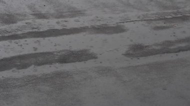 Asfalt parktaki su birikintilerine yağmur yağıyor Oregon 'un yukarısından görülen araba ile