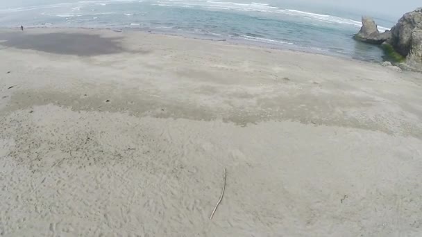Drone Takeoff Och Flyg Över Sand Beach Och Ocean Waves Videoklipp