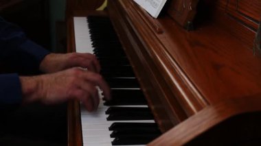 Yaşlı Adam Eller Klavyenin biraz yukarısından Doğru Piyano Çalıyor