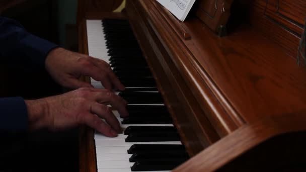 Mãos Homem Mais Velho Tocando Piano Ereto Lado Ligeiramente Acima — Vídeo de Stock
