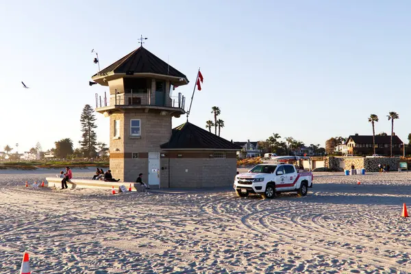 コロナド カリフォルニア ホワイト アンド レッド消防署のライフガード トラックがロックアウト駅でビーチに駐車 ロイヤリティフリーのストック画像