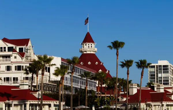 Hotel Del Coronado Resort Renovering Med Byggnadsställningar Palmer Och Blå Royaltyfria Stockbilder