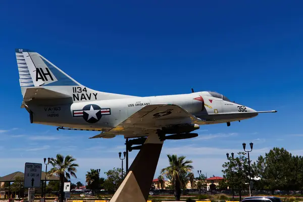老海军喷气式战斗机在北卡罗来纳州科洛纳多空军基地门外表演 图库照片