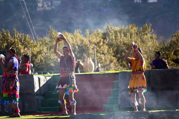 Фестиваль Inti Raymi Чоловіки Традиційних Костюмах Holding Conch Shells Smoke Стокова Картинка
