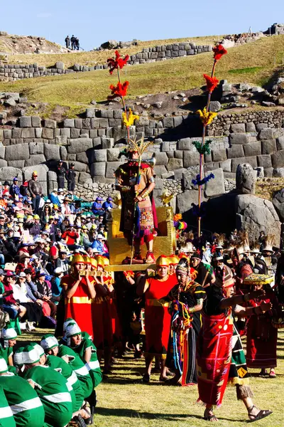 クスコ ペルー南アメリカ 伝統的な衣装インカの石の壁と観客の男性と女性 ロイヤリティフリーのストック写真