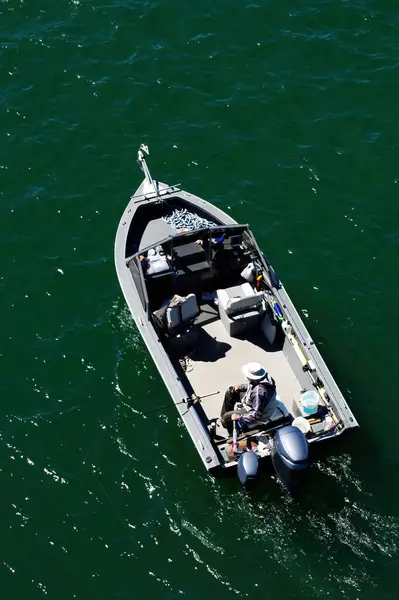 Человек Рулём Рыбацкой Лодки Которую Видят Сверху Реке Рог Орегон Стоковое Изображение