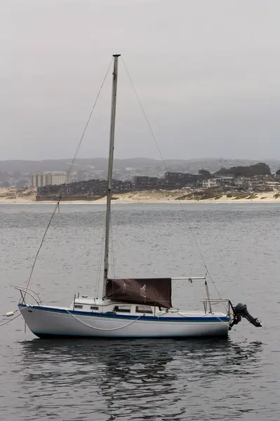 Kleine Zeilboot Aangemeerd Monterey Bay Californië Met Beach Hotels Heuvels Stockfoto