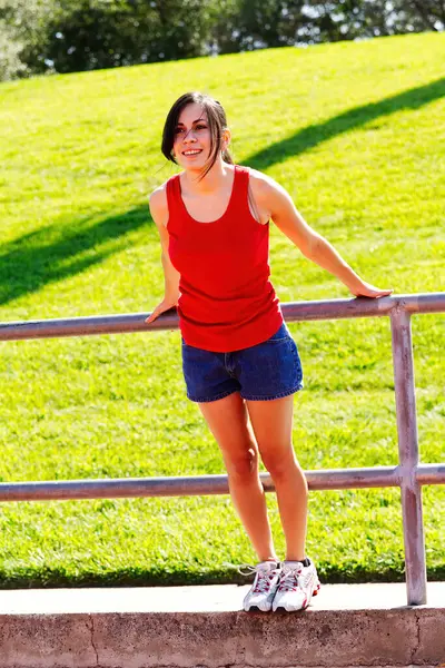 Jong Latina Tiener Vrouw Rood Shirt Blauw Shorts Leunen Weg Stockfoto
