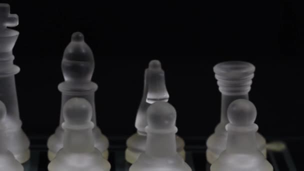 Μετακίνηση Κάμερα Παρελθόν Γυαλί Σκάκι Κομμάτια Στην Εκκίνηση Θέση Σκούρο Πλάνα Αρχείου
