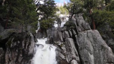 Granit Kayalıklar üzerinde çağlayan su Yosemite Ulusal Parkı Kaliforniya 'da