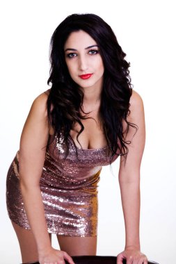 Çekici Doğu Hindistanlı Kadın Elbisesiyle Önüne Yaslanıyor