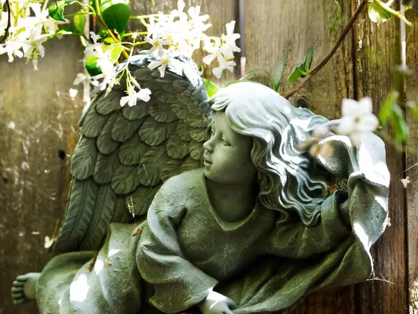 Andělská Socha Vedle Dřevěného Plotu Zahradě Bílými Květy Zelenými Listy Stock Snímky