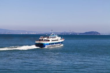 Sausalito, CA, 2011 - San Francisco Körfezi 'ndeki yolcu vapuru Marin' den Bulutlu Mavi Gökyüzü ile ayrılıyor