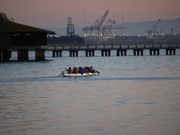 Berkeley 2008 Wioślarz Dziesięcioma Osobami Wyruszył Zatoki Przystani Wczesnym Wieczorem — Zdjęcie stockowe
