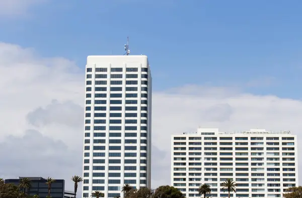 Santa Monica 2015 Dvě Moderní Budovy Bílými Zdmi Šedými Okny Stock Obrázky