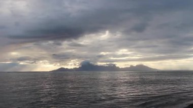 Tahiti 'den Uzakta Moorea Adası Gri Bulutlar ve Okyanus Fransız Polinezyası Güney Pasifik