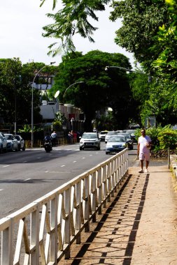 Papeete, Fransız Polinezyası - 10 Mayıs 2024: Tahiti Güney Pasifik 'te Yeşil Ağaçlı Arabalar ve Yayalar
