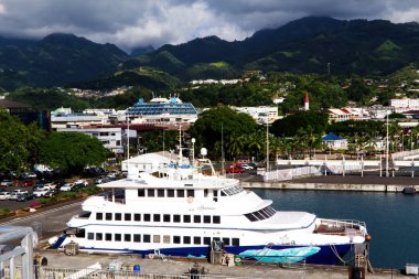 Rıhtım Binaları 'ndaki Tekne Ağaçlar ve Bulutlar Fransız Polinezyası Tahiti Güney Pasifik