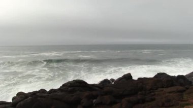 Okyanus Dalgaları Lava Rock Shore 'a çarpıyor Bulutlu Gökyüzü Depoyu Oregon Körfezi