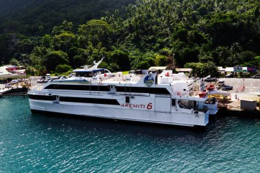 Feribot Moorea Terminali 'nde tropik ağaçların park yeri ve yolu ile Fransız Polinezyası' na bağlandı.