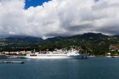 Tahiti limanındaki limanda Çin İzleme Gemisi Yuan Wang 5 Su Tepeleri Ağaçları ve Bulutları ile Güney Pasifik 'teki Fransız Polinezyası