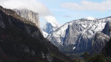 Yosemite Ulusal Parkı Karlı ve Bulutların Gölgeleri Kaliforniya 'da