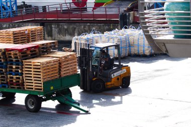 Papeete, Fransız Polinezyası - 13 Mayıs 2024: Forklift Sürücüsü Ahşap Paletler Taşıma Terminali Tahiti Güney Pasifik