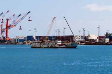 Papeete, Fransız Polinezyası - 13 Mayıs 2024: Tahiti Limanı 'nda konteynırlar Mavi Su ve Güney Pasifik' te Çin balıkçı teknesi