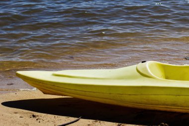 Ocean Moorea Fransız Polinezyası 'nın Güney Pasifik' teki Kum Sahili 'nde oturan Sarı Kayığın Yayı 
