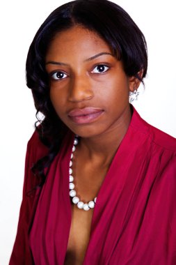 Kolye portresi olan açık tişörtlü çekici Afrikalı Amerikalı kadın.