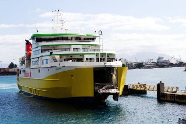 Papeete, Fransız Polinezyası - 13 Mayıs 2024: Sarı ve Beyaz Gemi Güney Pasifik Limanı 'na giriyor