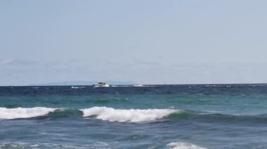 Mavi Gök ve Beyaz Bulutlu Santa Monica açıklarında hareket eden motorlu tekne