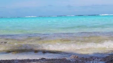 Okyanus Dalgaları 'nın Düşük Açı Manzarası Açık Mavi Suyla Moorea Fransız Polinezyası Güney Pasifik