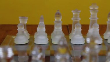 Cam Satrancı Gemide Başlangıç Konumunda Soldan Sağa Hareketli Kamera