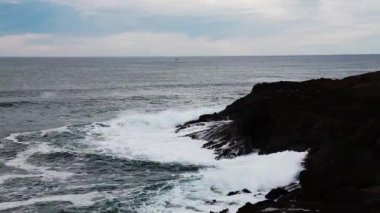 Okyanus Dalgaları Volkanik Kaya Kıyısı Depoya Karşı Oregon Körfezi Mavi Gök Bulutları