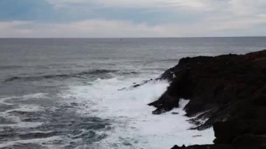 Volkanik Kaya Kıyısı Depoya Karşı Sped Okyanus Dalgaları Oregon Körfezi Mavi Gök Bulutları