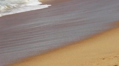 Kaliforniya 'da Kum Sahili' nde Dalgaların Sıkı Çekimi