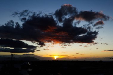 Silhoette 'teki Güney Pasifik Moorea Adası Bulutlu Günbatımı Fransız Polinezyası