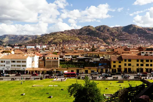 Cusco, Peru - 15 Haziran 2015: Arabalar ve İnsanlar Tepeleri Mavi Bulutlu Sokak