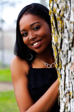 Çekici Afrikalı Amerikalı Kadın Ağacın Arkasından Gizlice Bakıyor Gülümsüyor