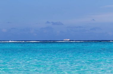 Açık ve Karanlık Okyanus Ötesinde ve Resifin İçinde Bulutlu Mavi Gök Feribot ve Snorkler Moorea Fransız Polinezyası Güney Pasifik